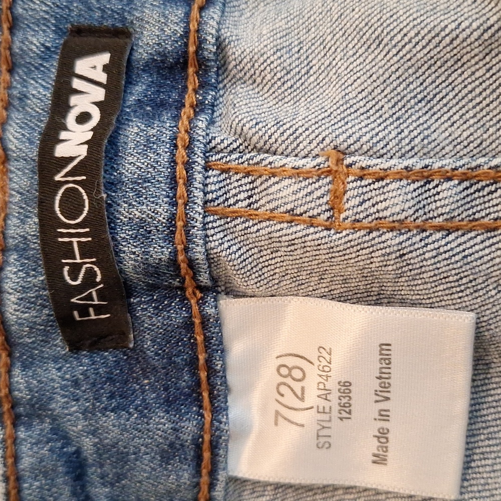 FASHION NOVA Two toned Denim Frayed Skinny Jeans. Excellent Condition Size 7 - Picture 12 of 14